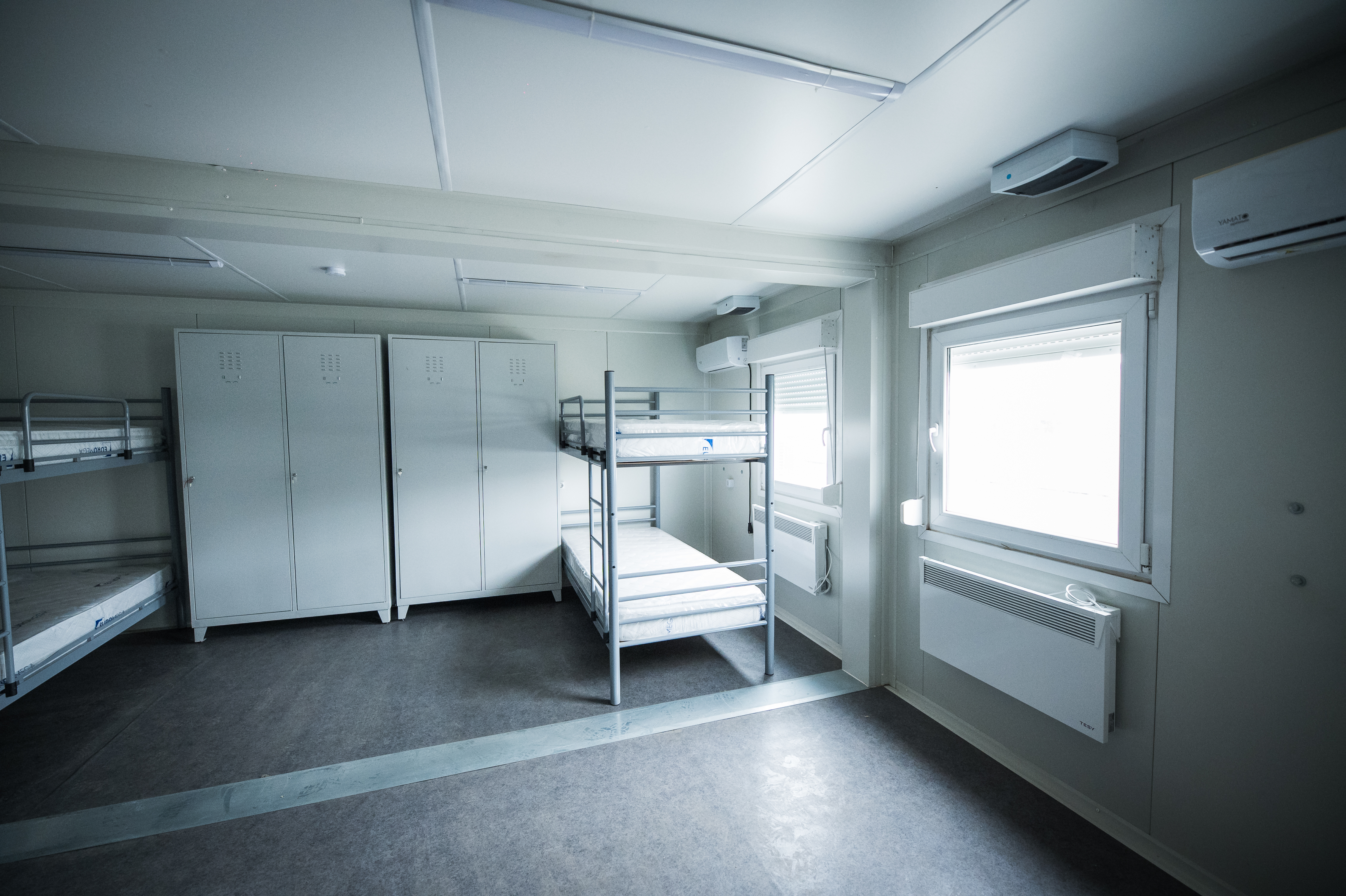 container dormitor cu pat supraetajat si doua dulapuri metalice aer conditionat convector de caldura si ferestre