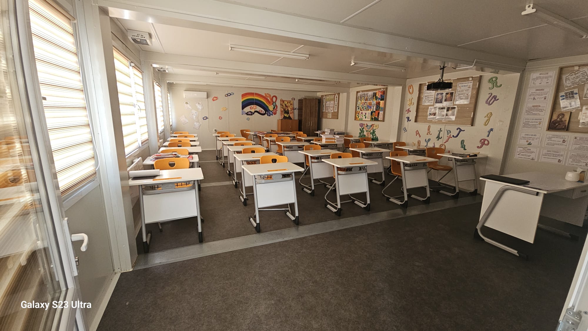 interiorul clasei unei scoli din containere