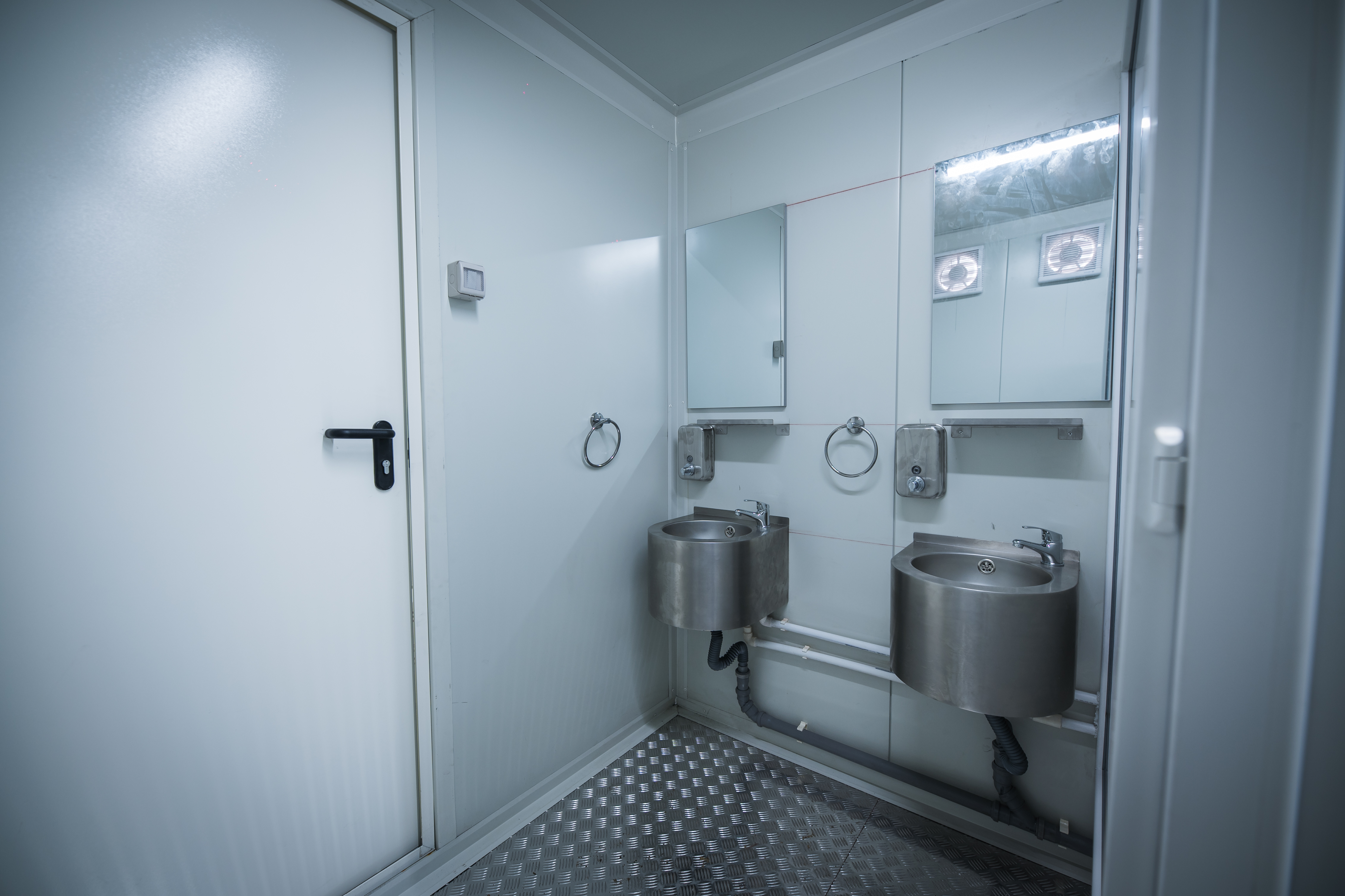 interior toaleta chiuvete container
