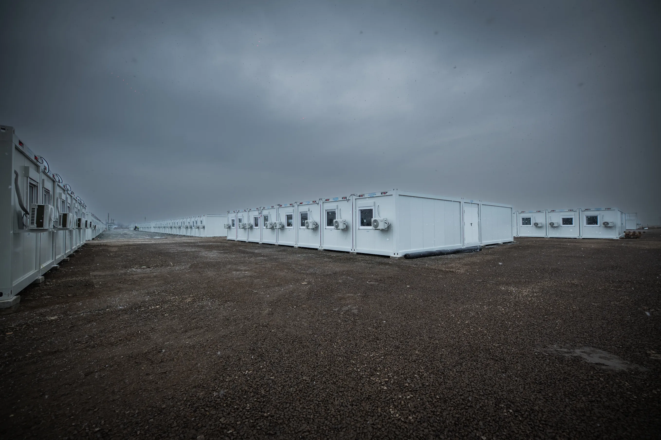 Ansamblu de containere modulare instalate pentru infrastructură militară MApN, utilizate pentru cazare, comandă și suport logistic în teren.